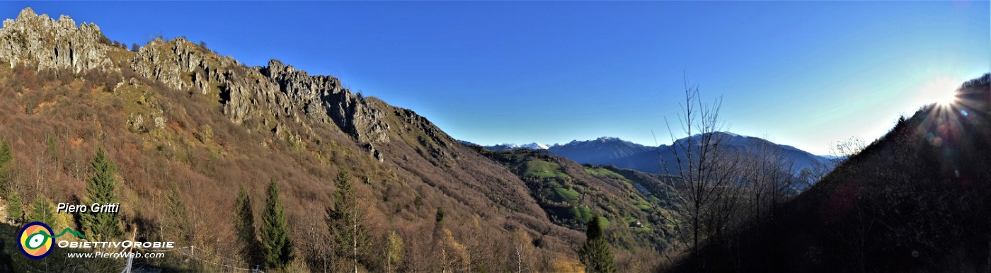 18 Vista panoramica sui contrafforti rocciosi del Venturosa e verso il Menna.jpg